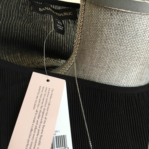 New - BR sheer mini pleats top - Picture 3 of 4